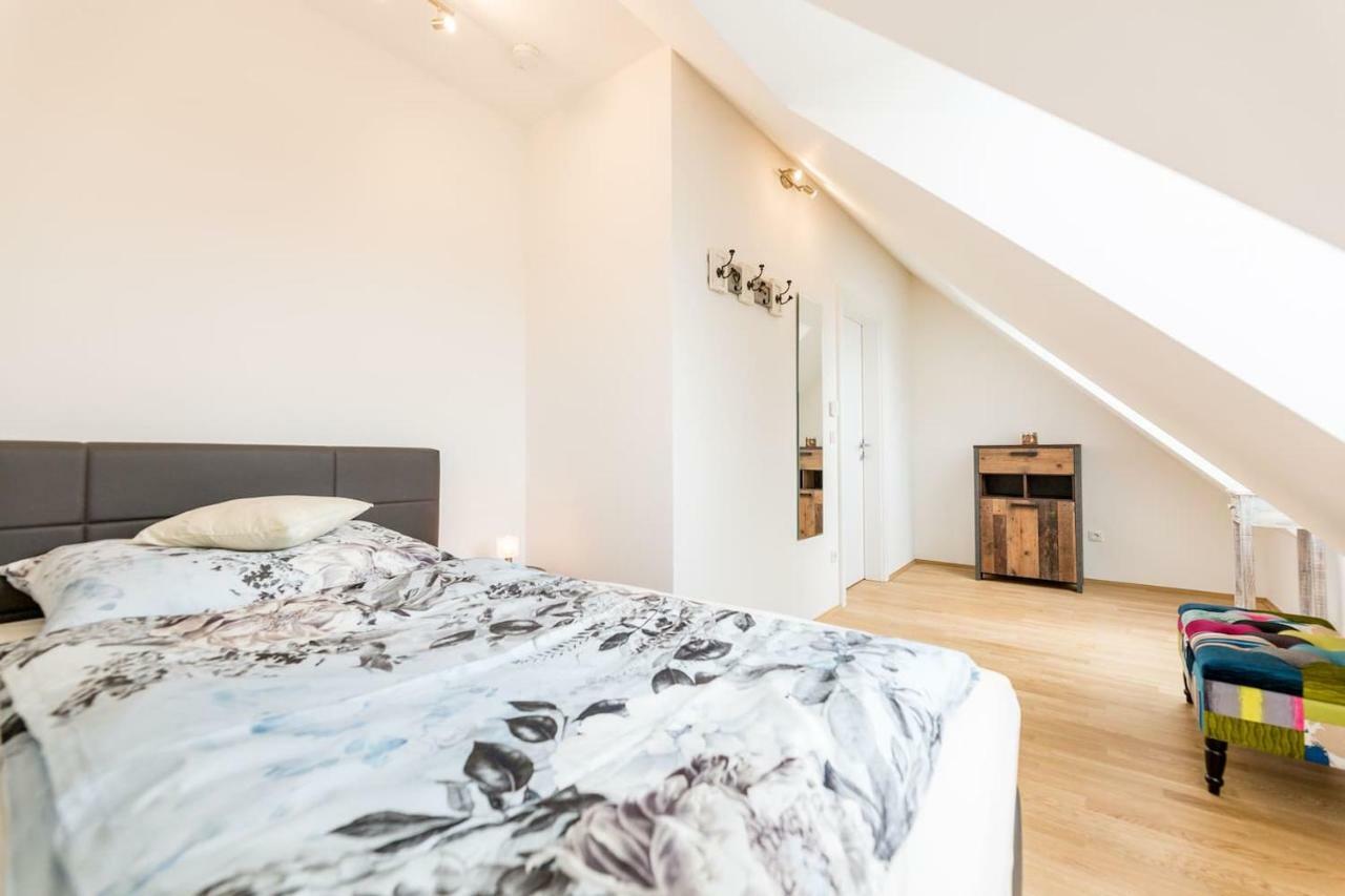 Grosse Dachgeschosswohnung Im Herzen Von Graz Bagian luar foto
